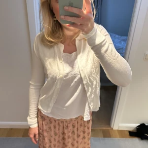 Vit stickad kofta - Säljer denna snygga vita kofta från hm. Knappt använd. Storlek S🩷🩷