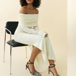 Gina tricot klänning - Säljer den här populära Gina klänningen som inte riktigt va min smak därför den säljs. Prislapp finns forfarande kvar och har endast testat den en gång!