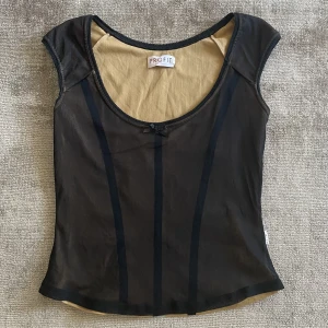 Fest top - Säljer denna korsett liknade toppen! Bra skick, använd fåtal gånger💗💗