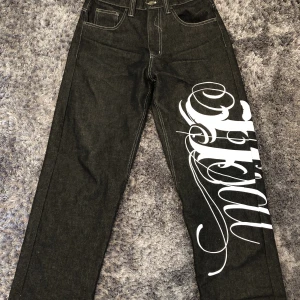 Jeans med tryck - Feta BSAT jeans som bara har använts några gånger men säljer p.ga lite för stora. Storlek:W32L32 Skick: 8,5/10