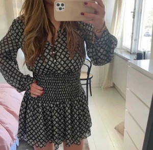 Klämnkng - Supersnygg klänning från zara. Bilden är lånad! Säljs från 180