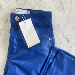Blåa skinnbyxor  - Blåa skinnbyxor imitation från Bershka. Helt nya med prislapp! Strl xs 