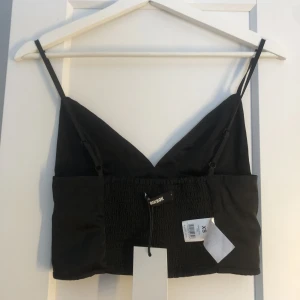 Svart satinlinne  - Svart linne i satin från bikbok. Aldrig använd och prislappen hänger kvar. Köpt för 229kr.