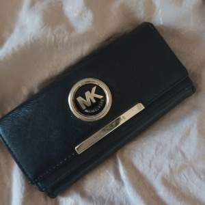 Säljer svart Michael Corse plånbok AA copia i bra skick 