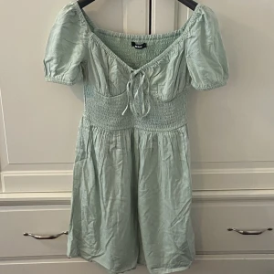 Bikbok klänning - Grön klänning köpt från bikbok. Aldrig använd. Sitter jätte fint på kroppen speciellt med större bröst.