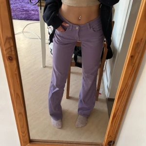 Lågmidjade jeans  - Lila lågmidjade bootcut jeans från h&m. Köpta för 300 och i väldigt fint skick☺️