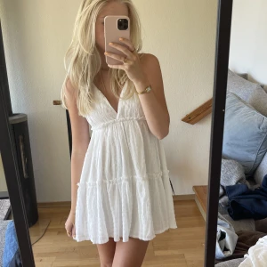 Vit klänning  - Köpt för tre år sedan men använd endast någon gång! Jag är fortfarande kär i klänningen och osäker på om jag vill sälja den men tror jag är redo att släppa taget🫣💘💘