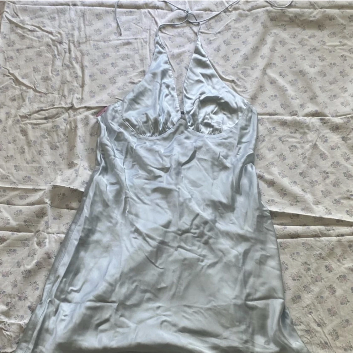 Blå satinklänning med öppen rygg - 91