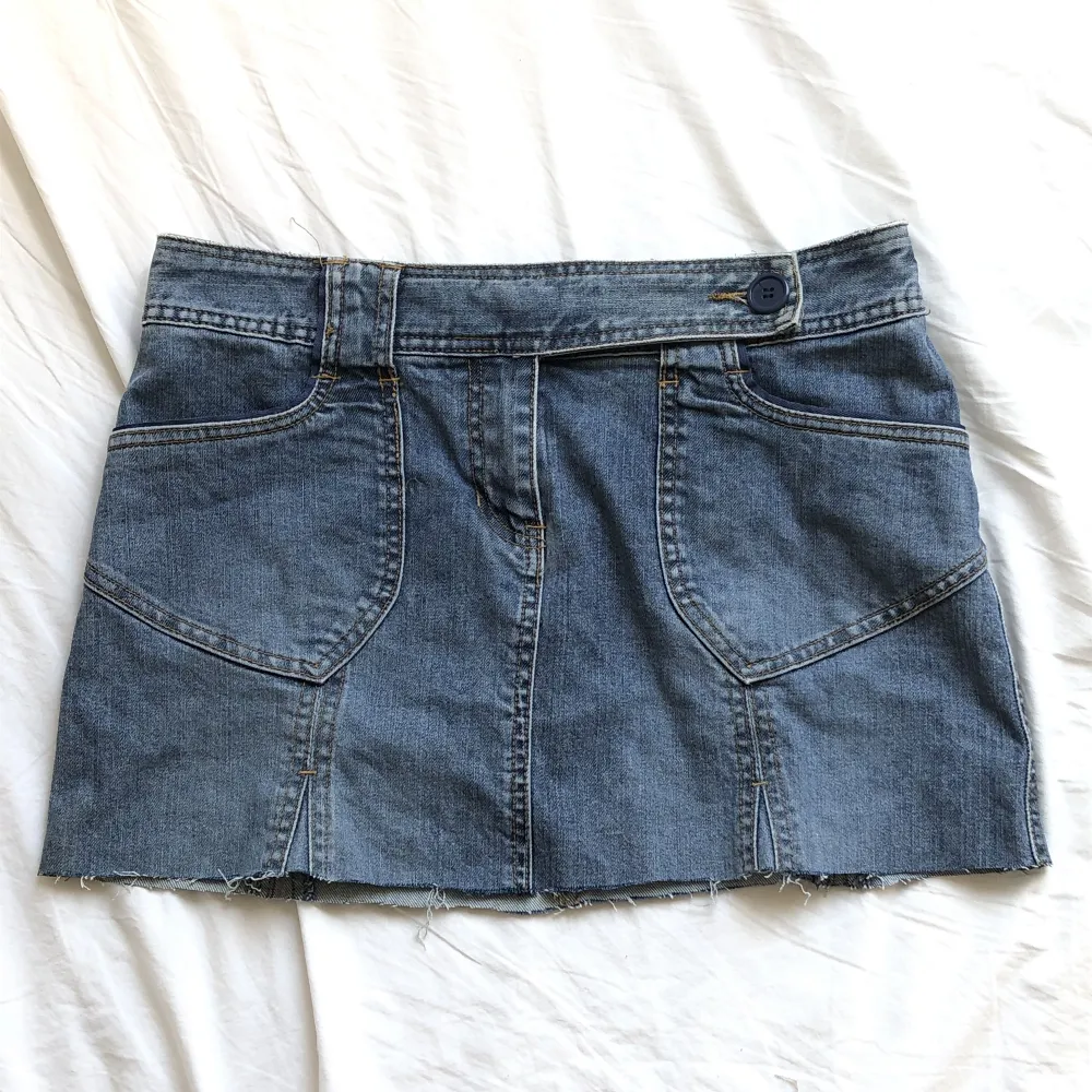 En supersöt lågmidjad miniskirt i ljust jeanstyg (man ser färgen bäst på första bilden). Midjemått: 80cm. Pris + frakt . Kjolar.