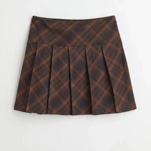 Brun plisserad kjol - Använd några gånger, i princip helt ny. Original pris 199kr säljer för 140kr. Säljer då den inte är min smak längre! Använder produktbild som referens