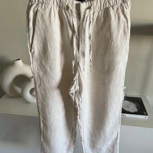 Snygga linnebyxor(dam) i storlek Xs -  •Beige linnebyxor med dragkedja •Storlek Xs. Relaxed fit •Använda 2 gånger och tvättade nyligen 🌸 •Hittar ingenting att anmärka på •Mycket fina och bekväma •Pris: 250 kr 🚫Djurfritt och rökfritt hem Kan mötes i Mölnlycke