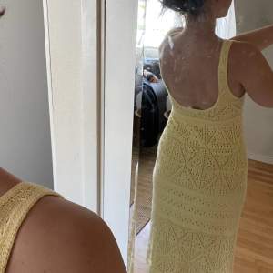 Lång, gul stickad klänning från Zara, med hög halsringning och låg i ryggen.