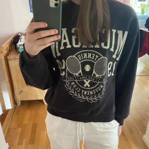 Säljer denna fina sweatshirt från Gina tricot då jag sällan använder den. Väldigt fint skick! Storlek XS men den är oversized så passar mig som har S också 