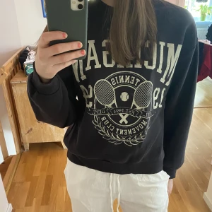 Sweatshirt  - Säljer denna fina sweatshirt från Gina tricot då jag sällan använder den. Väldigt fint skick! Storlek XS men den är oversized så passar mig som har S också 
