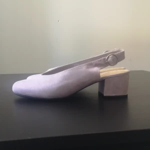 Skor - Rosa skor med liten klack. Oanvända. Pris kan diskuteras