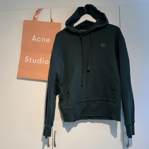 Acne Studios Standard Face Hoodie Grön - Hej, säljer en riktigt snygg Acne Studios hoodie i grön färg. Den är i bra skick utan tecken på användning. Storlek Medium och True To Size. Påse medkommer. Priset är inte hugget i sten. Hör av dig vid frågor. 