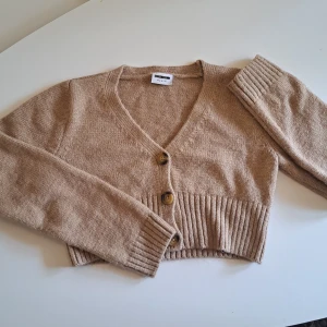 Beige Stickad Tröja  - Bra kvallitet och ändast använd 1 gång. Pris kan diskuteras💕