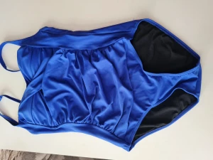 BADDRÄKT Missya 38 - Kornblå baddräkt, fint skick. Strl 38 med avtagbara axelband. Snyggt rynk gör magen stiligare.