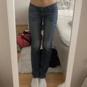 Low waist jeans - Supersnygga vintage low waist jeans från Crocket.  Storlek W24, bra på mig i längden som är 180.  Säljer då dem blivit för små för mig.