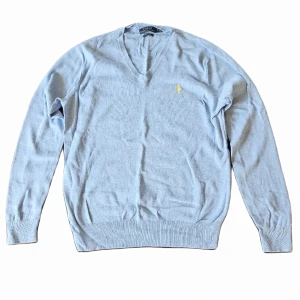 Ralph Lauren tröja - En fin kofta från Ralph Lauren i en ljusblå/turkos nyans med gul logga. Bra skick då den knappt är använd! Storlek S. Säljer billigt 🥳 Nypris 1099kr