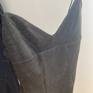 body från NLY - Glittrig body i storlek xs. Knappt använd, så den är som ny🥰Passar bra till vardagen, eller till lite finare tillställningar! Pris kan absolut diskuteras😊