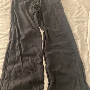 Linnebyxor  - Säljer du dess populära linnebyxorna från Hm. Fint skick! Säljer pågrund av att den har blivit för små💕