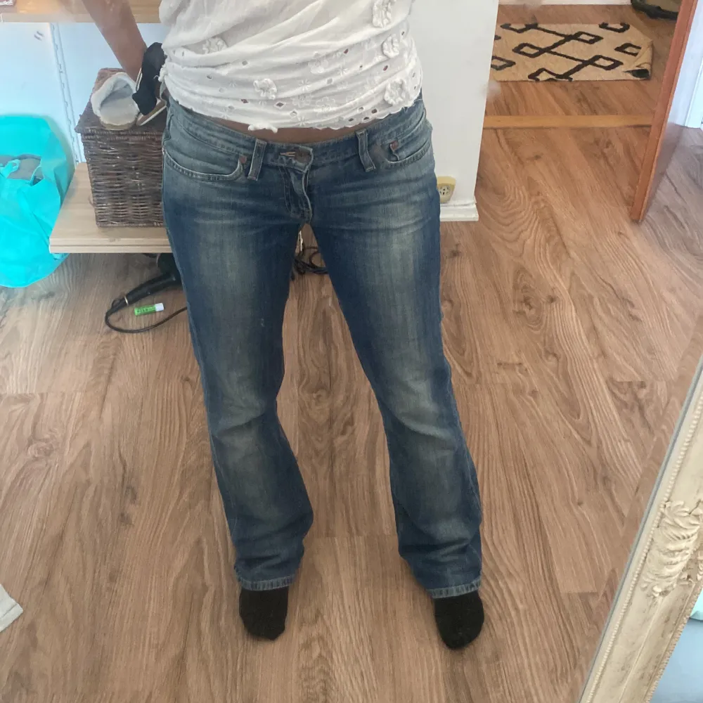 Säljer dessa jeans från big star. Jeansen är utsvängda och lågmidjade. Fint skick. Passar mig i längden som är 162 cm. ❤️. Jeans & Byxor.