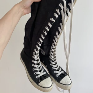 Älskade maxi-Converse  - Säljer min tonårsdröm aka dessa skor. Äkta Converse inköpta 2011.  Använda men inget synbart slitage. Jobbiga att ta på sig men coolheten väger upp. Högt pris för sentimentalvärde, går att pruta ner om man lovar att ta hand om dem. 