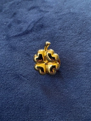 Vintage pin fyrklöver  - En liten vintage brosch 