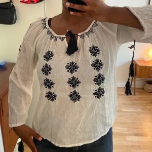 Ny med prislapp - Söt sommarblus från springfield, ny med prislapp ✨ köpare står för frakt