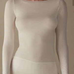 Intimissimi tröja  - Intimissimi tröja i beige vit, använt typ 2 gånger passar inte i färgen💔men den är jätte fin önskar jag passa i den. Nypris 429kr!!!!  