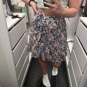 Gullig kjol från Vero Moda! Använd men finns mycket kvar att ge☺️ Storlek S 85kr + frakt