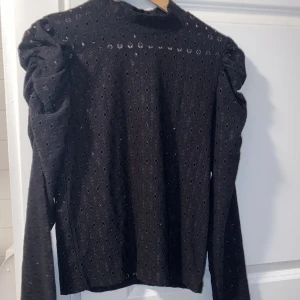 Hålmönstrad blus  - Med puffärmar 