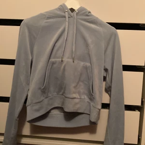 Babyblå juicy hoodie  - Helt oanvänd juicy hoodie i världens finaste blå, alla diamanter är kvar o inga defekter 