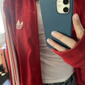 Röd adidas hoodie - Jätte cool röd oversized adidas zipup💕