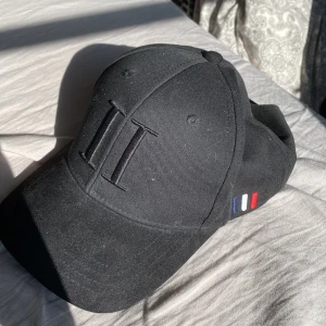 Les Deux keps - Tjena säljer min les deux keps då den var för liten😃  Oanvänd Nypris 450 Kan frakta