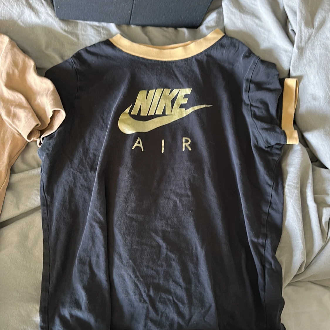 Två tränings tröjor - 90