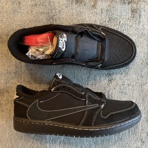 Air Jordan 1 Retro Low OG SP Travis Scott ’Black Phantom’ i size 40,5 - Nya & oanvända Air Jordan 1 Retro Low OG SP Travis Scott ’Black Phantom’ i storlek US7,5 = EU40,5. Digitalt kvitto finns från BSTN. Skickas dubbelboxade i originalkartonger. Köparen står för eventuell frakt. Kontakta för fler bilder eller vid frågor.  