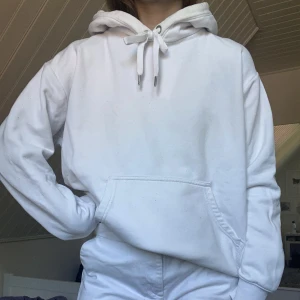 Vit hoodie - ☁️Vit oversized hoodie. Passar XS-L beroende på hur du vill ha passformen. Frakt tillkommer!
