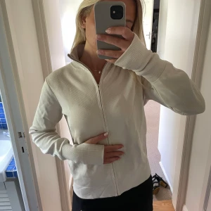 Tröja COS - Jättefin nästan oanvänd tröja med zip från COS, storlek S. Creme beige.