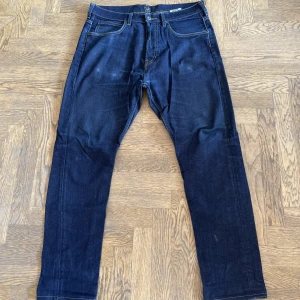 Lee Jeans - Fina Lee jeans med straight fit, 31 X 34 som ni kan se på bilden. Bara att skicka iväg en fråga om ni undrar nåt