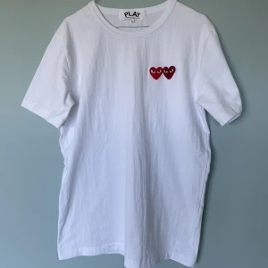 Cdg T-shirt L - Säljer denna feta cdg t-shirt som kommer vara perfekt under sommaren | Skick: 9/10 | Nypris: 1300 kr | Budgivningen startar på 1 kr | Hör av er vid minsta fråga eller fundering :)
