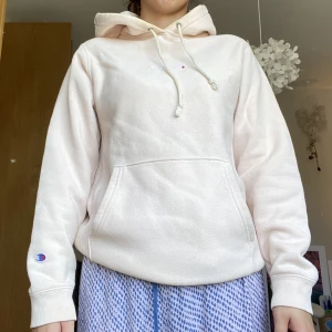Hoodie Champion - Inga defekter. Använd några gånger. Det ursprungliga priset var ca 500. Bra kvalitet. Storlek Xs men stor i storleken. 