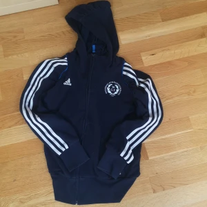 Tränings jacka  - En tränings jacka för WGF i bra skick med fina detaljer vit. Jackan är i storlek S