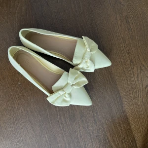 Citrongula ballerinaskor - Helt oanvända skor från asos i storlek 39.