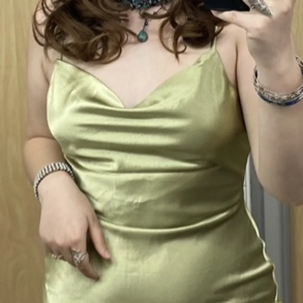 Finaste klänningen till festligheter, olivgrön med ett guldskimmer! Fick så mycket komplimanger 🌼Behöver nj sälja då jag flyttar inom kort och inte kommer ha någon användning av den... Klänningar.