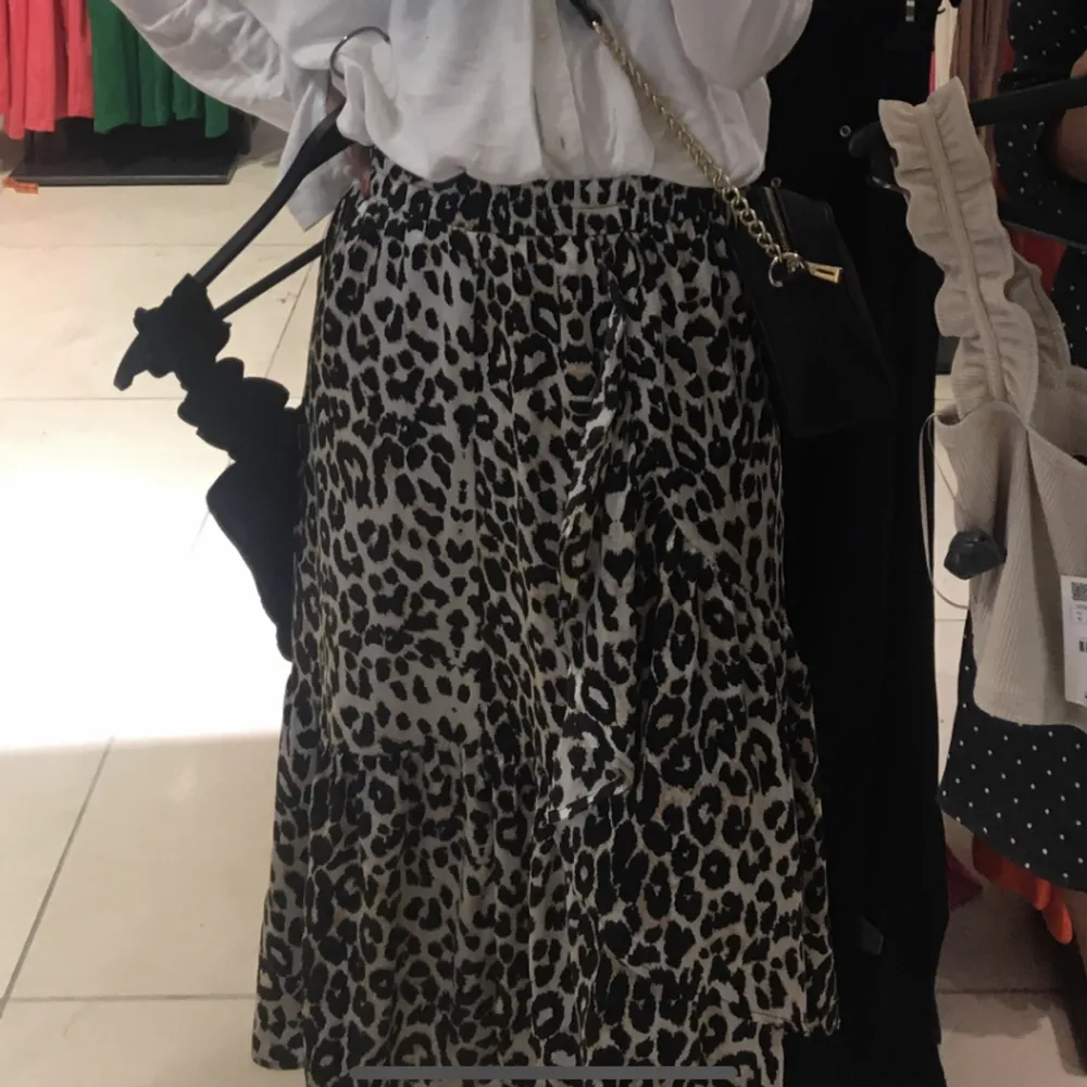 Lång kjol i leopardmönster. Bra skick och superfin till sommaren🥰 (pris exklusive frakt). Kjolar.