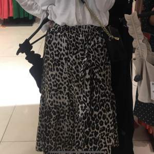 Lång kjol i leopardmönster. Bra skick och superfin till sommaren🥰 (pris exklusive frakt)