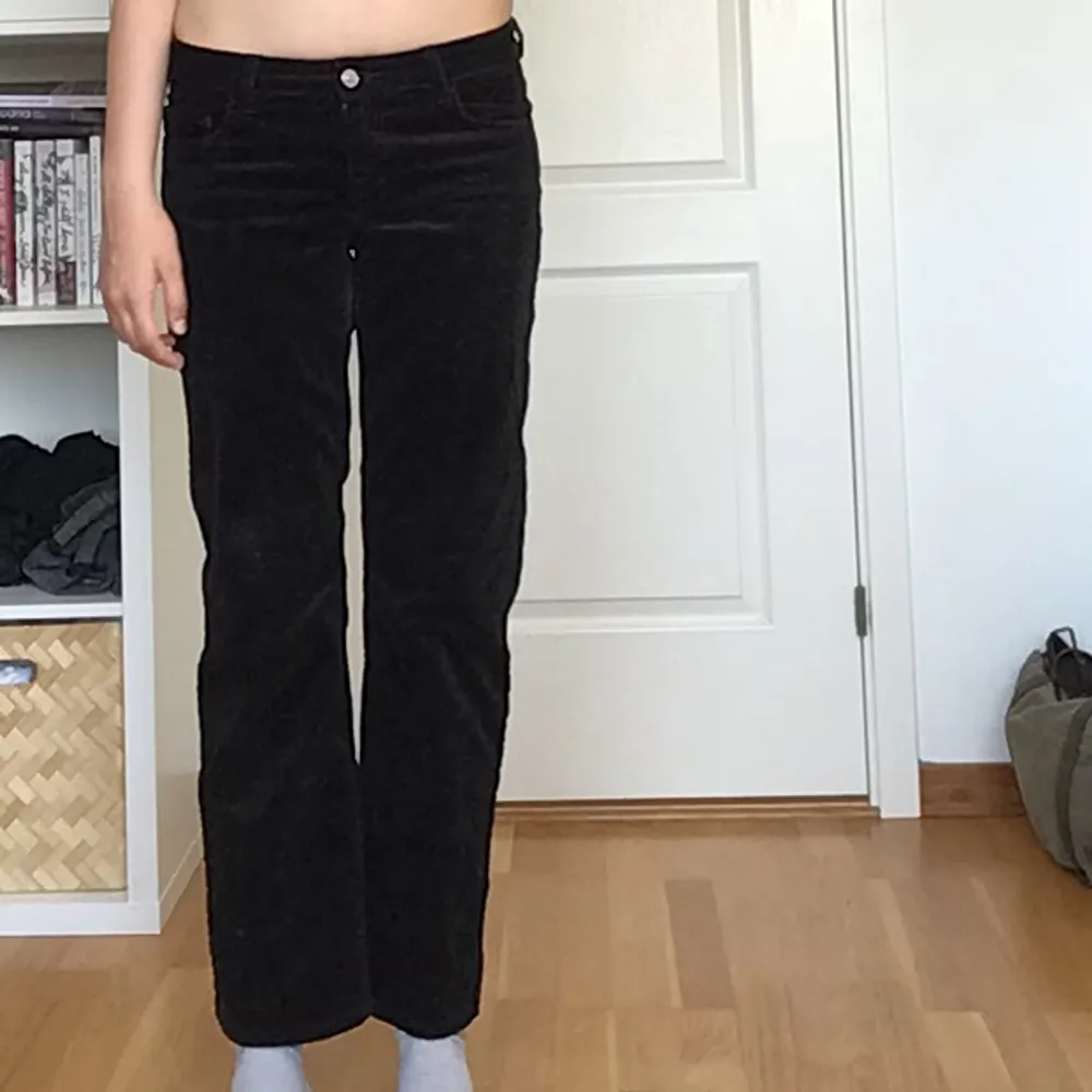 Jättefina manchesterbyxor från Weekday. Aldrig använda då dem är för korta på mig som är 176 cm. Dem passar till jättemycket och är bekväma. Dem är low-mid waist. . Jeans & Byxor.