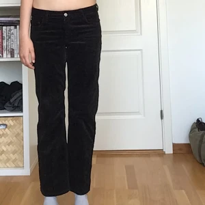 Svarta manchesterbyxor - Jättefina manchesterbyxor från Weekday. Aldrig använda då dem är för korta på mig som är 176 cm. Dem passar till jättemycket och är bekväma. Dem är low-mid waist. 